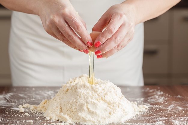 ハンガリーのケーキのペストリー生地を作る。シリーズ。小麦粉、サワークリーム、卵を混ぜたパン屋