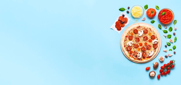 Foto fare la pizza ai peperoni con funghi e formaggio ingredienti per la pizza