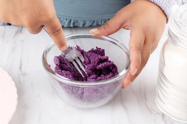Приготовление фиолетового пюре из сладкого картофеля с помощью вилки из нержавеющей стали