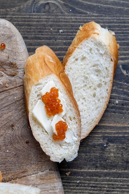 Foto fare panini con baguette e burro con caviale