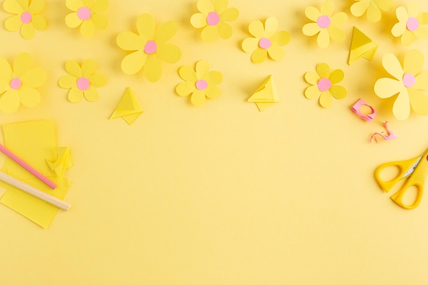 Foto fare semplici fiori di carta gialla con i bambini foto di alta qualità