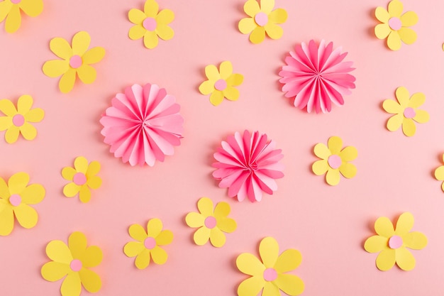 子供たちとシンプルな黄色い紙の花を作る 高品質の写真