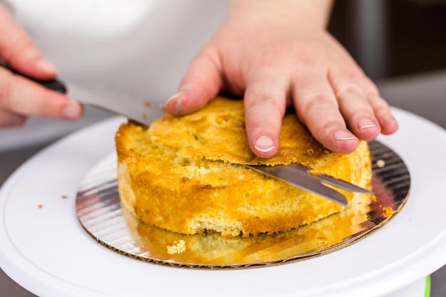 幼児の誕生日のための小さなバースデーケーキを作ります。