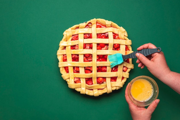 Photo making a strawberries tart