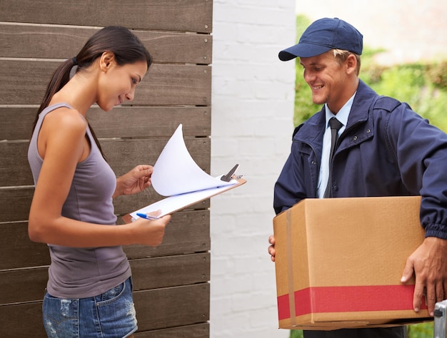 Photo making sure that the documentation is in order cropped shot of a beautiful woman receiving a delivery