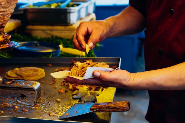 멕시코의 대표적인 음식인 타코 알 파스퇴르 만들기.