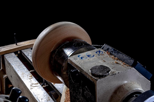 Making a wooden bowl on the lathe