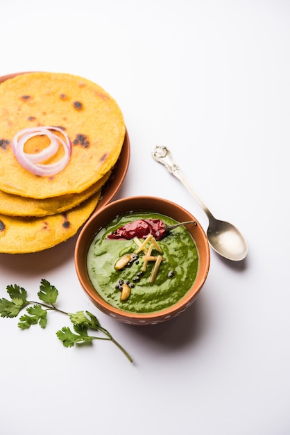 Makki di roti met sarson ka saag, populair punjabi hoofdgerecht recept in de winter gemaakt met maïsbrood mosterdblaadjes curry. geserveerd op humeurige achtergrond. selectieve focus