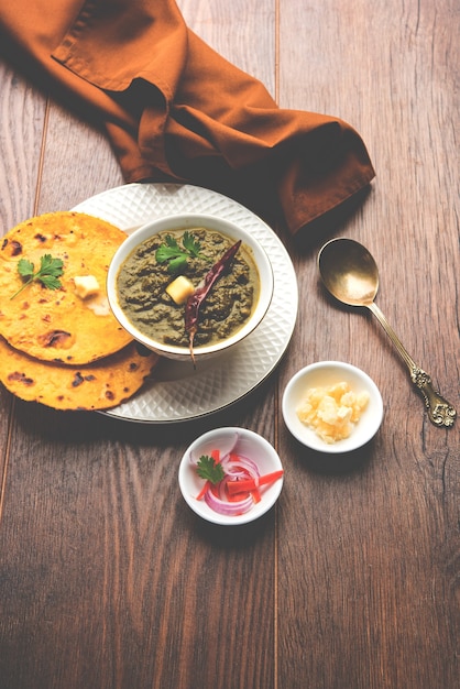 Makki KiRotiとSarsonKa Sagは、基本的にそれぞれマスタードグリーンを使用したコーンフロアのフラットブレッドとカレーです。人気のパンジャブ料理
