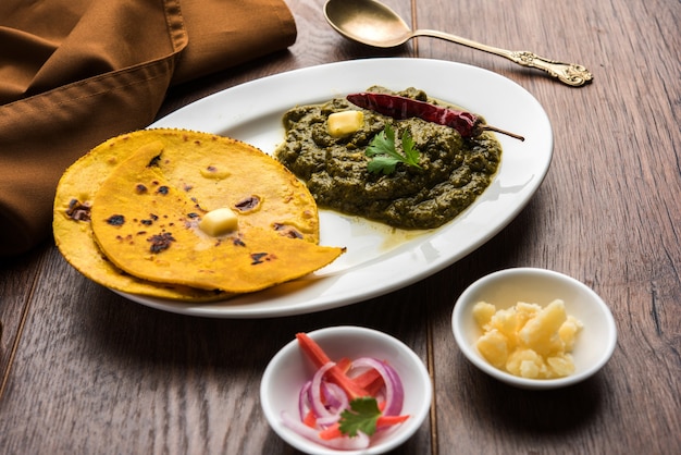 Makki Ki Roti & Sarson Ka Sag is in feite plat brood en curry van maïs met respectievelijk mosterdgroen. Populair Punjabi-eten