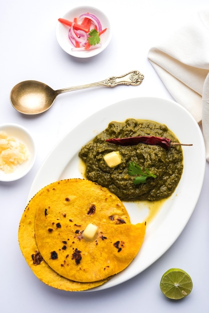 Makki Ki Roti & Sarson Ka Sag is in feite plat brood en curry van maïs met respectievelijk mosterdgroen. Populair Punjabi-eten