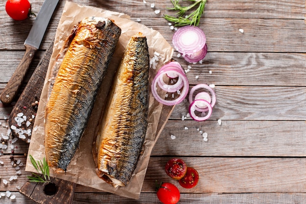 Makreel gerookte vis en andere ingrediënten. Mediterraans eten. voedsel achtergrond. kopieer ruimte