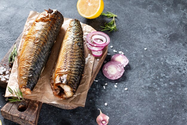 Makreel gerookte vis en andere ingrediënten. mediterraans eten. voedsel achtergrond. kopieer ruimte