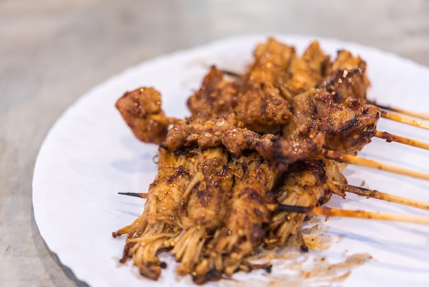 Mala è carne alla griglia (manzo, maiale, pollo o funghi) con salsa al peperoncino e erba piccante cinese