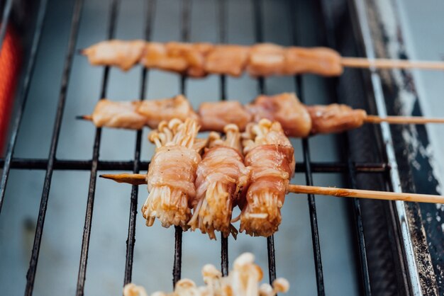 Mala는 칠리 소스를 곁들인 구운 고기 (쇠고기, 돼지 고기, 닭 또는 버섯)입니다