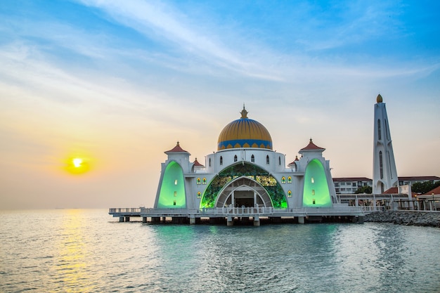 Malacca Straits Mosque 또는 Masjid Selat Melaka, 말레이시아