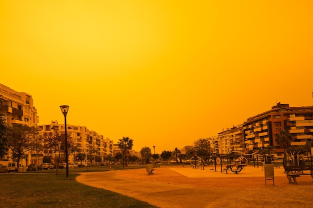 Малага Испания 24 марта 2022 г. Апокалиптическое видение мутного неба в Малаге из-за прихода сахарского тумана без фильтра