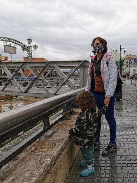 Malaga Spanje 21 februari 2021 Gezicht op moeder en kind in de straten en gebouwen van Soho in Malaga, een regenachtige dag