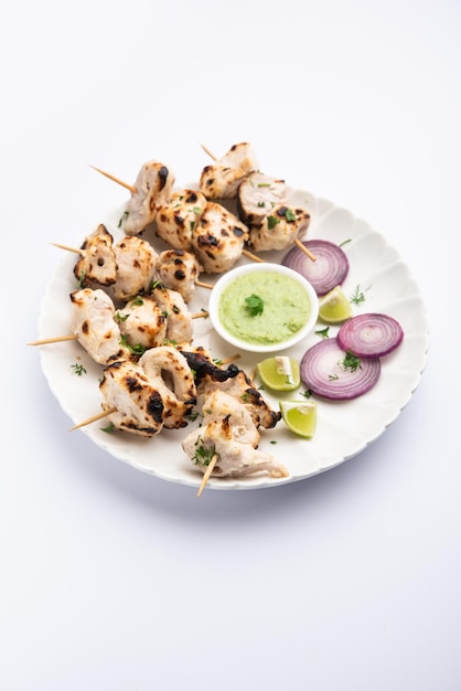 Malai Chicken Tikka 또는 murgh malai는 군침이 도는 육즙이 많은 구운 닭고기 요리법입니다.