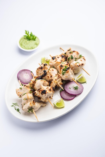 Malai Chicken Tikka 또는 murgh malai는 군침이 도는 육즙이 많은 구운 닭고기 요리법입니다.