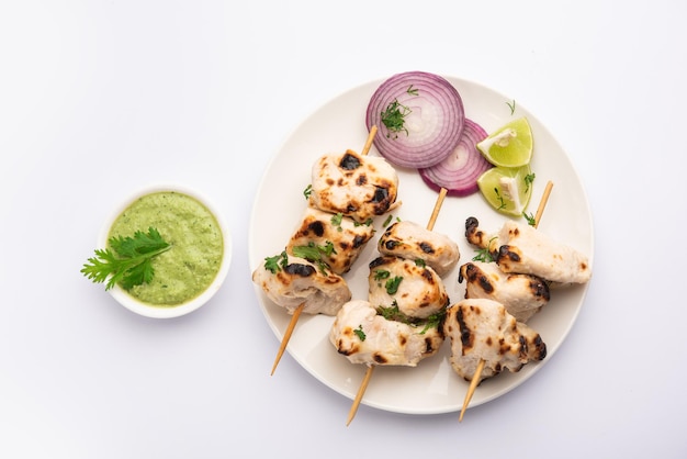 Malai Chicken Tikka 또는 murgh malai는 군침이 도는 육즙이 많은 구운 닭고기 요리법입니다.