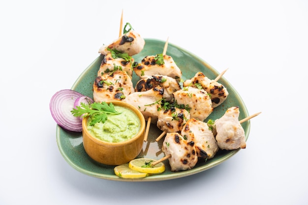 Malai Chicken Tikka 또는 murgh malai는 군침이 도는 육즙이 많은 구운 닭고기 요리법입니다.