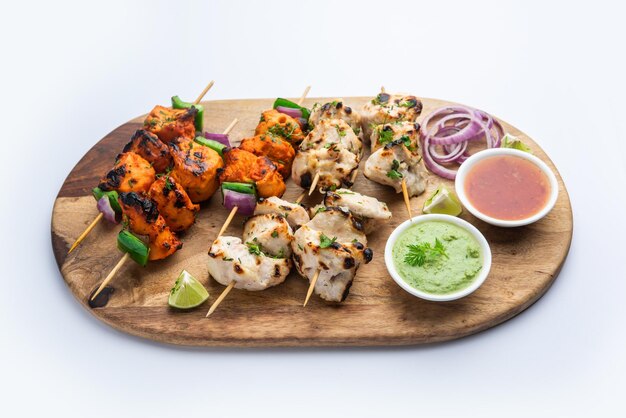 Malai Chicken Tikka 또는 murgh malai는 군침이 도는 육즙이 많은 구운 닭고기 요리법입니다.