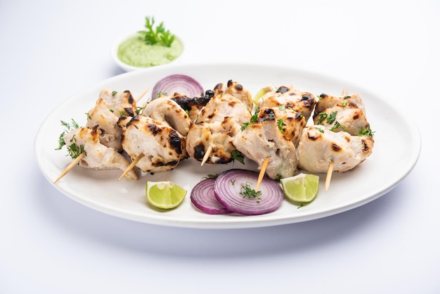 Malai Chicken Tikka of murgh malai is een overheerlijk, sappig gegrild kiprecept