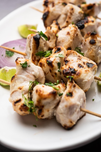 Malai Chicken Tikka of murgh malai is een overheerlijk, sappig gegrild kiprecept