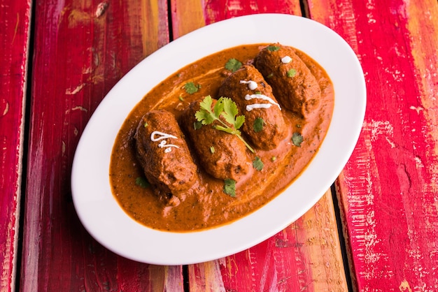 Malai kofta curry - piatto classico dell'india settentrionale. alternativa vegetariana alle polpette servite con roti tandoori o pane indiano e insalata verde, messa a fuoco selettiva