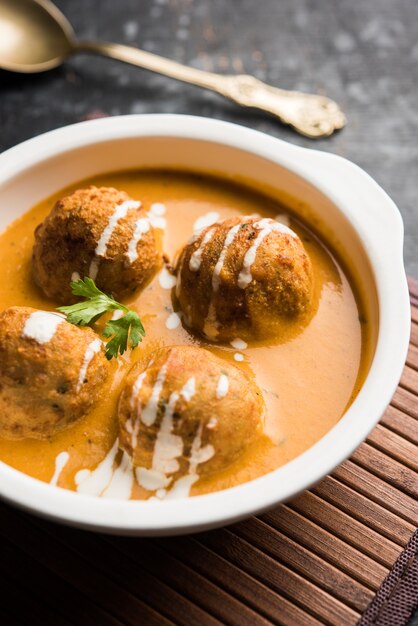 Malai Kofta Curry is een speciaal Mughlai-recept dat in een kom wordt geserveerd. Selectieve focus