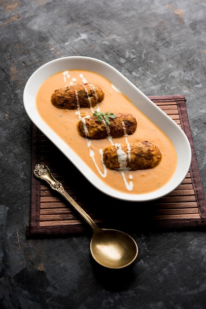 Malai Kofta Curry is een speciaal Mughlai-recept dat in een kom wordt geserveerd. Selectieve focus