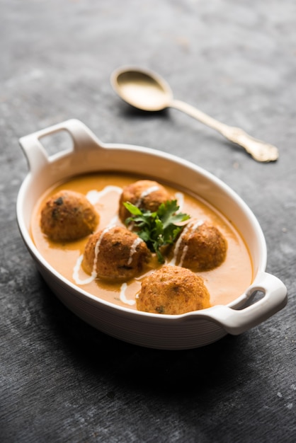 Malai Kofta Curry is een speciaal Mughlai-recept dat in een kom wordt geserveerd. Selectieve focus