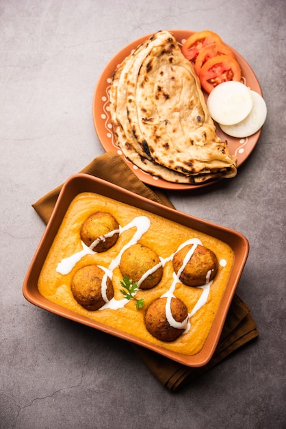 マライ コフタ カレーは、ジャガイモのカッテージ チーズの揚げたボールをタマネギ トマト グレービー スパイスと一緒にインド料理料理です。