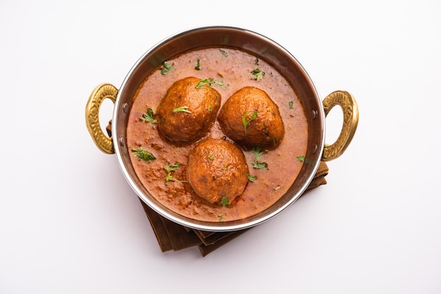 Malai Kofta Curry는 향신료가 들어간 양파 토마토 그레이비에 감자 코티지 치즈 튀김 공을 넣은 인도 요리입니다.