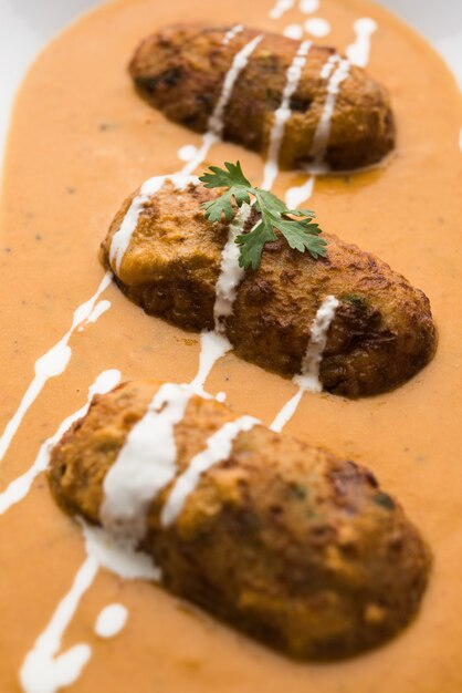 Malai Kofta Curry는 그릇에 제공되는 Mughlai 특별 레시피입니다. 선택적 초점