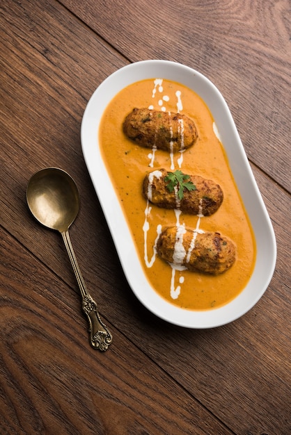 Malai Kofta Curry는 그릇에 제공되는 Mughlai 특별 레시피입니다. 선택적 초점