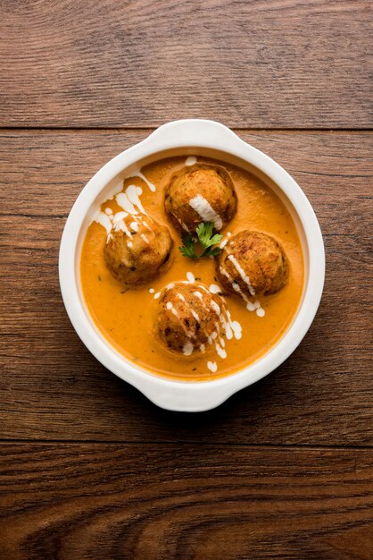 Malai Kofta Curry는 그릇에 제공되는 Mughlai 특별 레시피입니다. 선택적 초점