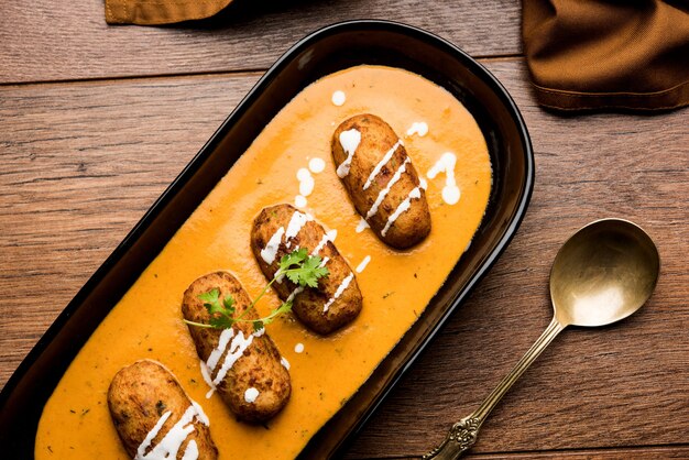 Malai Kofta Curry는 그릇에 제공되는 Mughlai 특별 레시피입니다. 선택적 초점