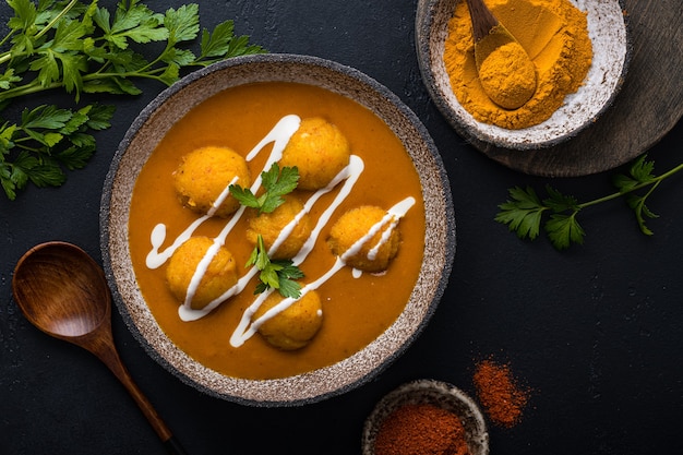 Malai kofta curry op een zwarte achtergrond Indiase keuken uitzicht van bovenaf