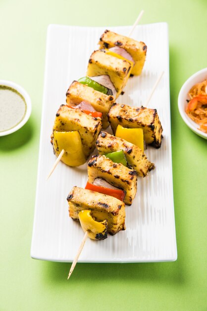 Malai Paneer Tikka Kabab은 코티지 치즈 덩어리로 만든 인도 요리입니다.