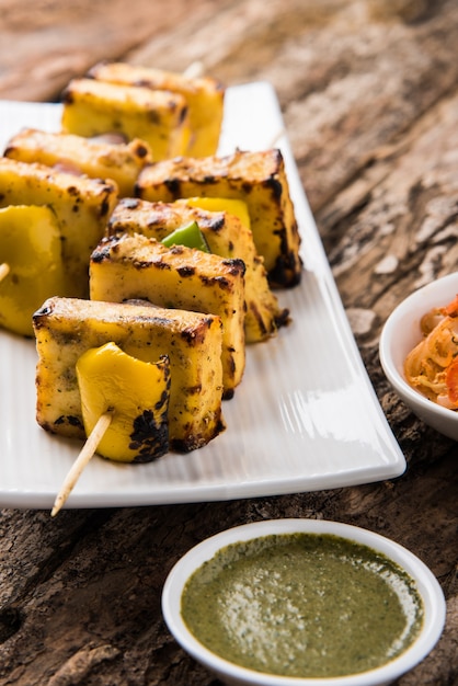 Malai paneer tikka kabab è un piatto indiano a base di pezzi di ricotta