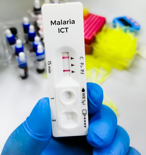 Foto risultato positivo del test della malaria mediante l'utilizzo di una cassetta di test rapido