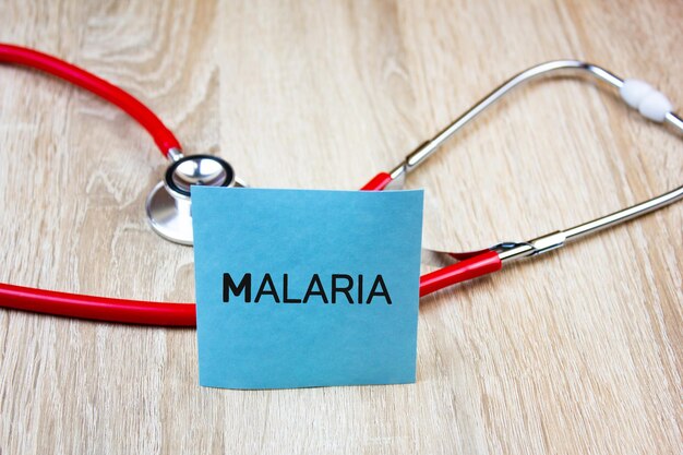 MALARIA tekst inscriptie op de achtergrond van een stethoscoop Malaria medisch concept