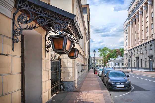 Photo malaya nikitskaya street and lanterns on an old building in moscow on a summer sunny day