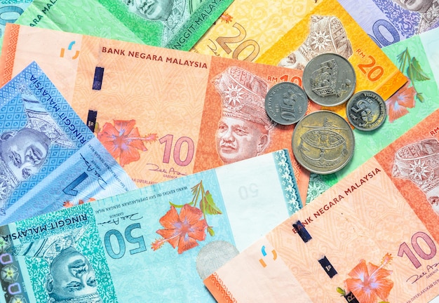 Valuta malese di banconote e monete ringgit malese sfondo monete sen di cinque dieci venti e cinquanta su carta moneta di uno cinque dieci venti cinquanta e cento banconote ringgit