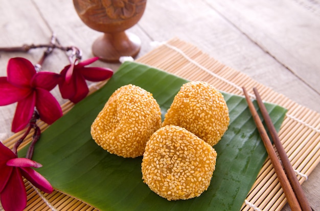 マレーシアの砂漠、Onde-Onde、またはバナナの葉の上のChinese Sesame Ballとして知られている。