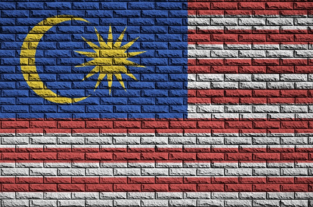古いレンガの壁にマレーシアの国旗が描かれています