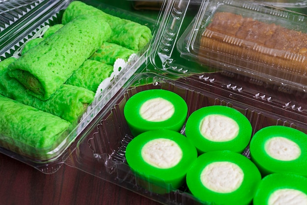 말레이시아의 인기 있는 다양한 달 ⁇ 한 디저트 또는 단순히 쿠이 (kuih) 로 알려져 있습니다.