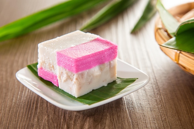 판단 잎과 코코넛으로 만든 Peranakan Culture Kuih Talam의 말레이시아 전통 간식